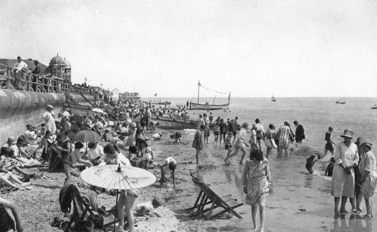 المصطافين على الواجهة البحرية Bognor Regis ، West Sussex ، c1900s-1920s بواسطة غير معروف