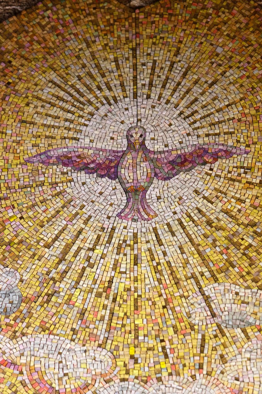 فسيفساء رمز الروح القدس في كنيسة Sacro Cuore di Gesu ، جاليبولي ، إيطاليا بواسطة غير معروف
