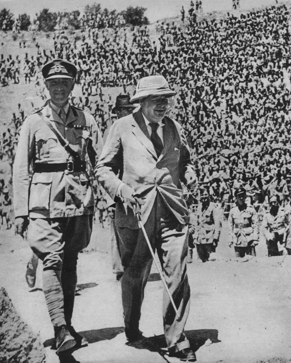 المنزل عبر ساحات المعارك - السيد تشرشل في المدرج الروماني القديم في قرطاج ، 1943-1944 بواسطة غير معروف