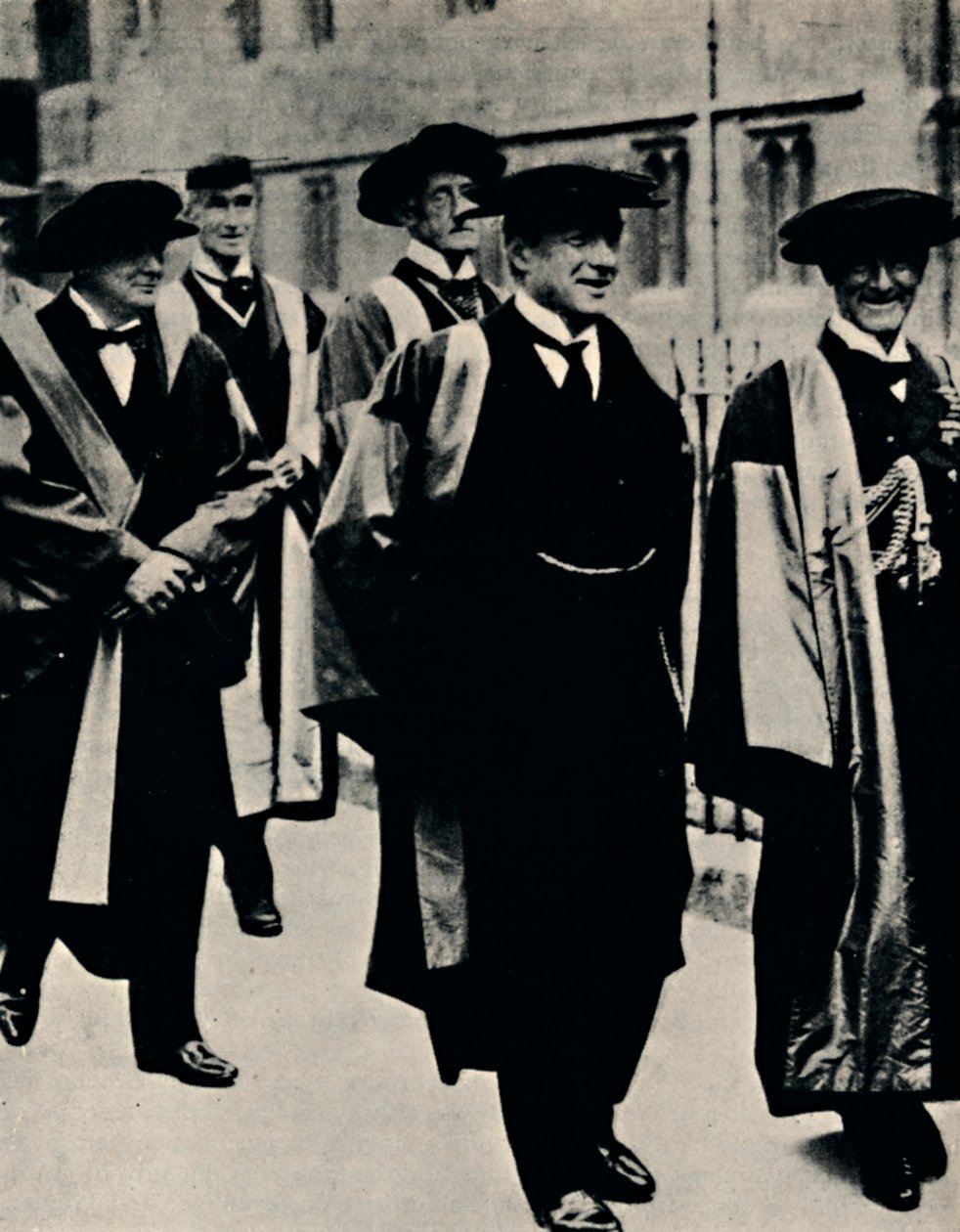 درجة فخرية في جامعة أكسفورد ، 1925 ، 1945. بواسطة غير معروف