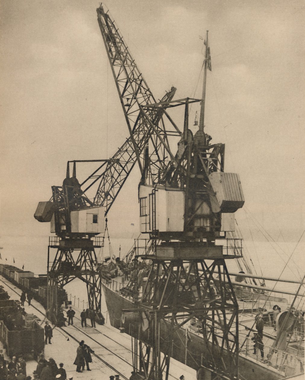 الرافعات المتحركة الضخمة في تيلبيري تأرجح البضائع من السفن ، c1935. بواسطة غير معروف