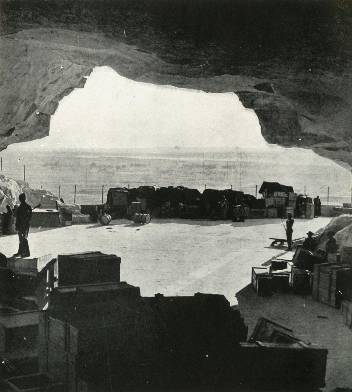 تم تصنيع مخازن ضخمة مضادة للقصف ومحلات تصليح من الكهوف ، c1942-1943 ، 1945. بواسطة غير معروف