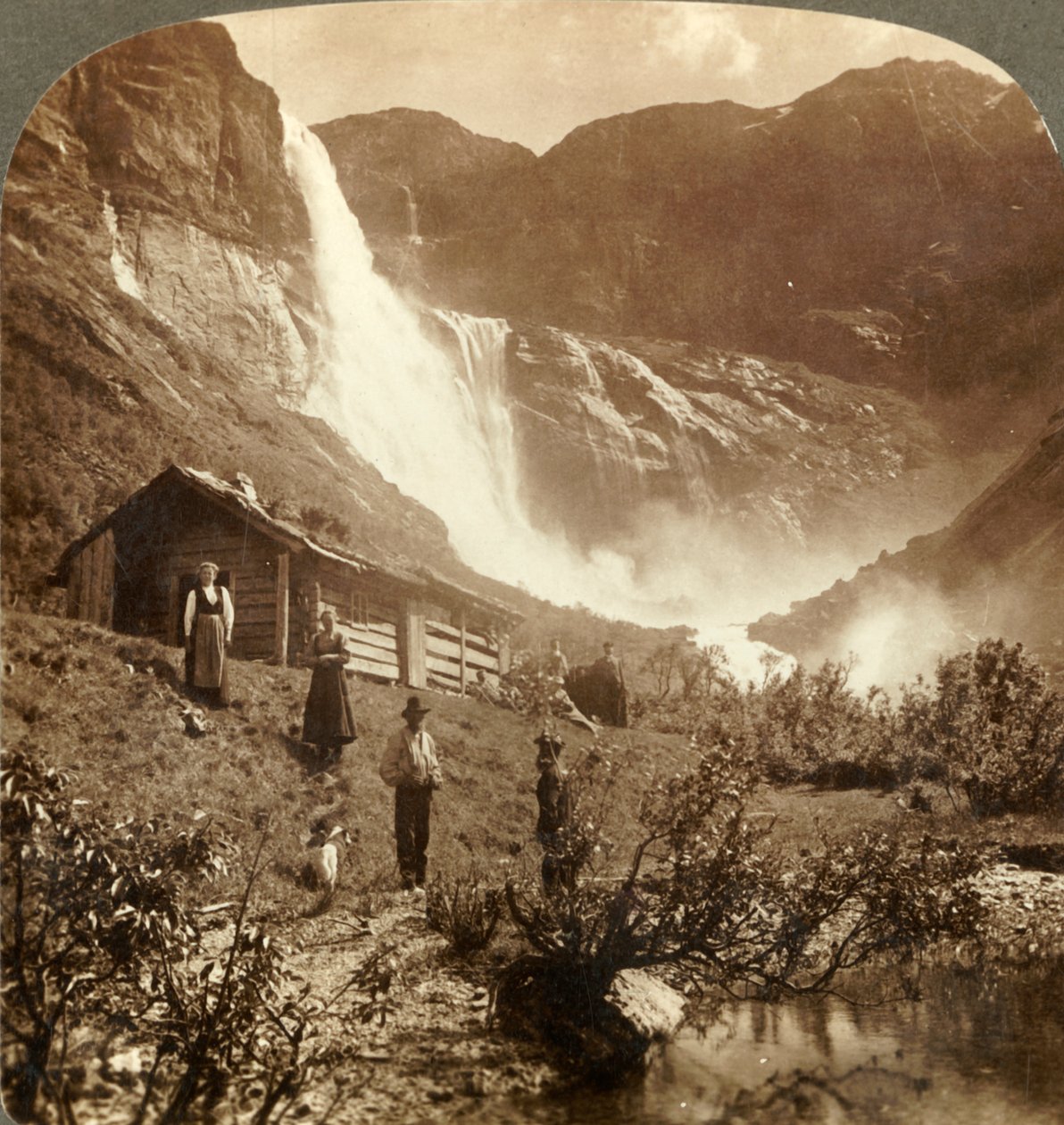 منزل جبلي متواضع عند سفح المنحدرات حيث تقفز شلالات Skiaeggedals ، 525 قدمًا ، Norrway ، c1905. بواسطة غير معروف