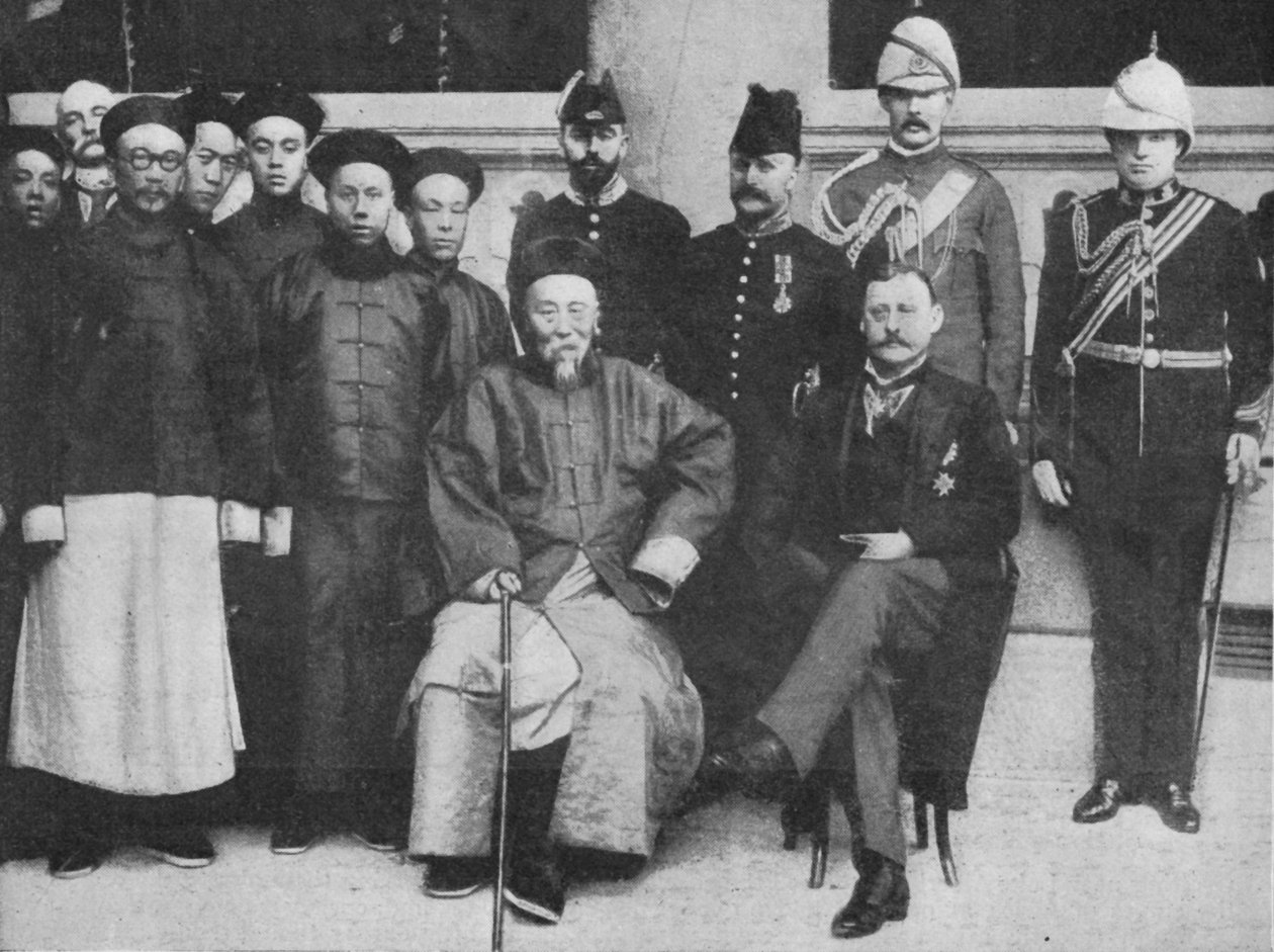في Far Cathay - مجموعة مثيرة للاهتمام في هونغ كونغ ، تم التقاطها قبل ذهاب Li Hung إلى Pekin ، 1900 بواسطة غير معروف