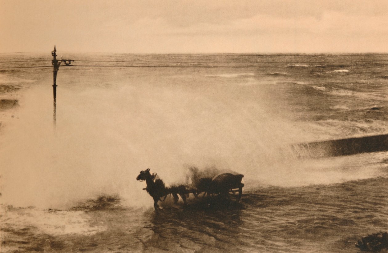 في موجة ، c1928 بواسطة غير معروف