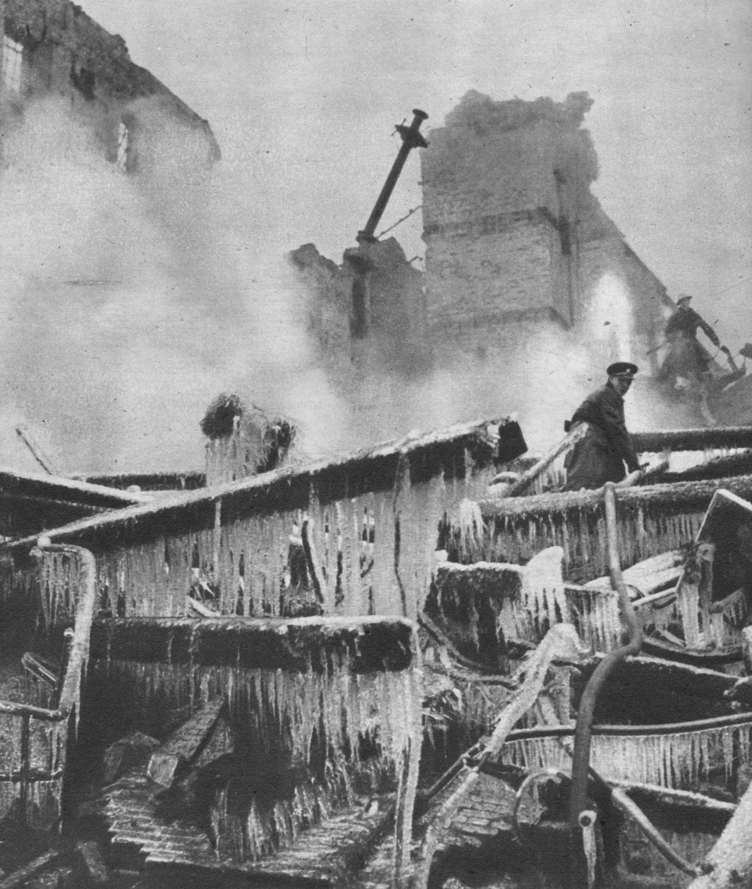 في برد الشتاء القطبي الشمالي ، أضاف الطقس تجارب جديدة لمهمة الدفاع المدني ، 1941 1942 بواسطة غير معروف