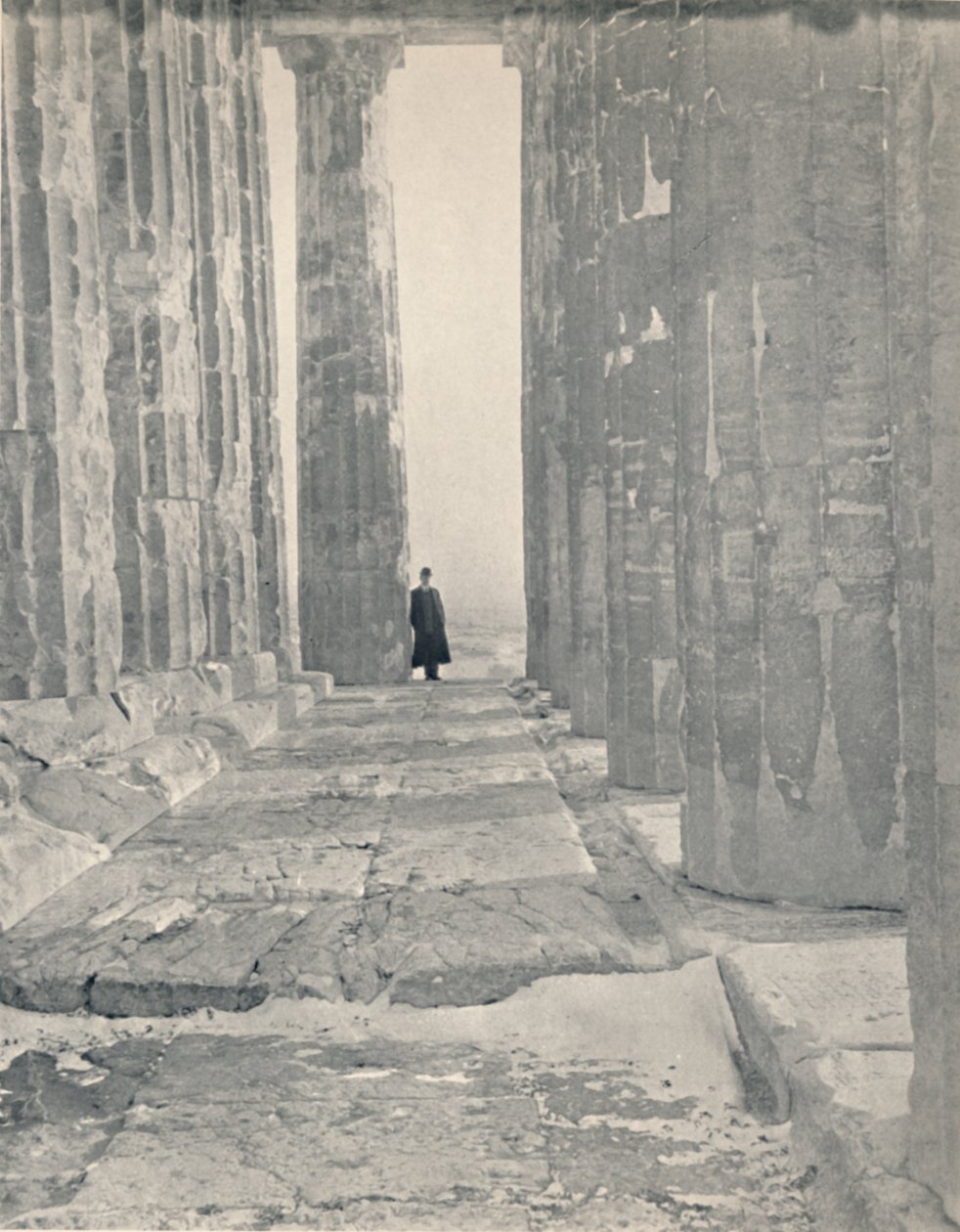 في رواق البارثينون ، 1913 بواسطة غير معروف