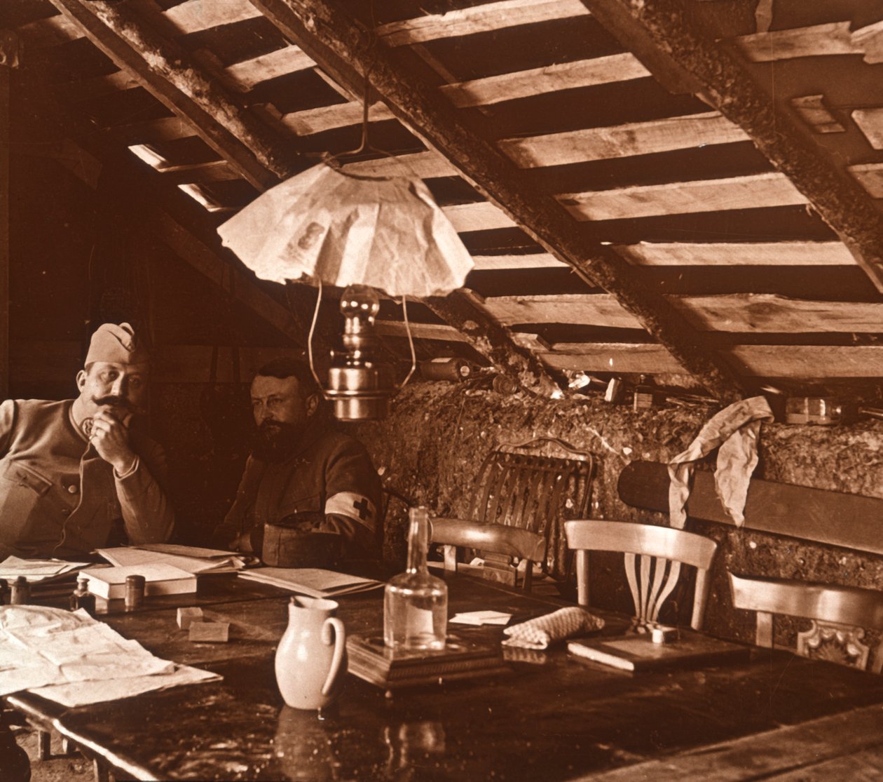 في الخنادق c1914-c1918 بواسطة غير معروف