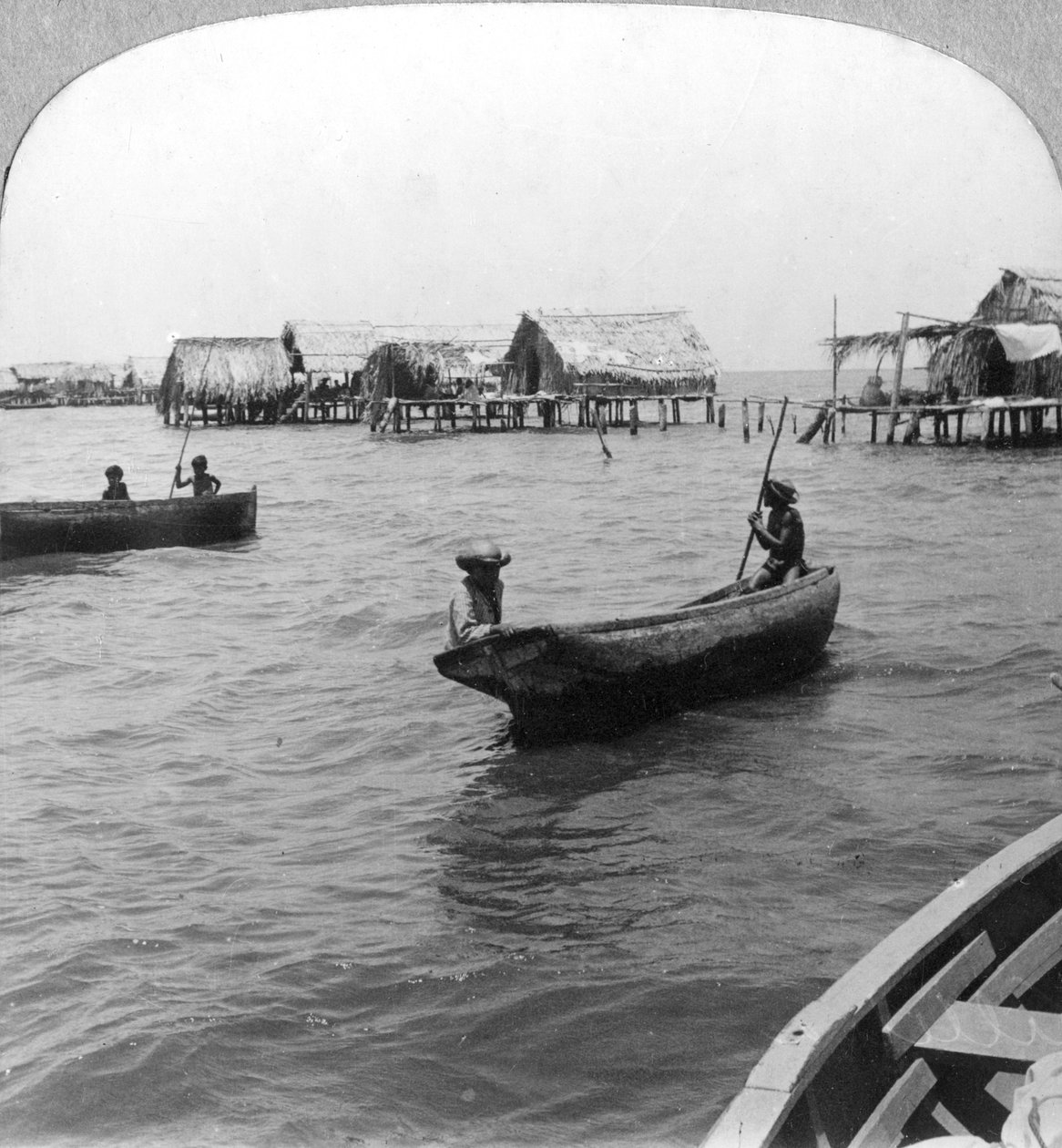 الهنود في زوارق الزوارق ، بحيرة ماراكايبو ، فنزويلا ، c1900s بواسطة غير معروف