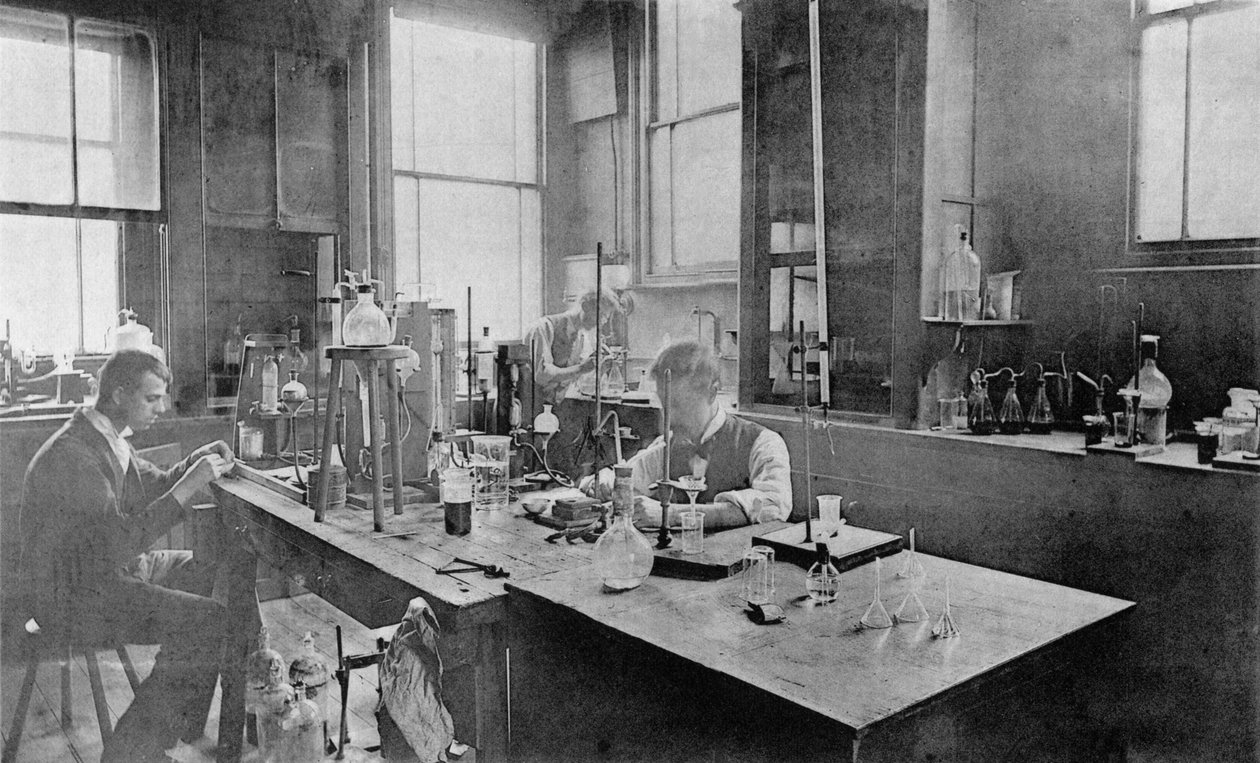 مختبر صناعي في Thomas Firth & Sons Norfolk Works، Sheffield، c1900 بواسطة غير معروف