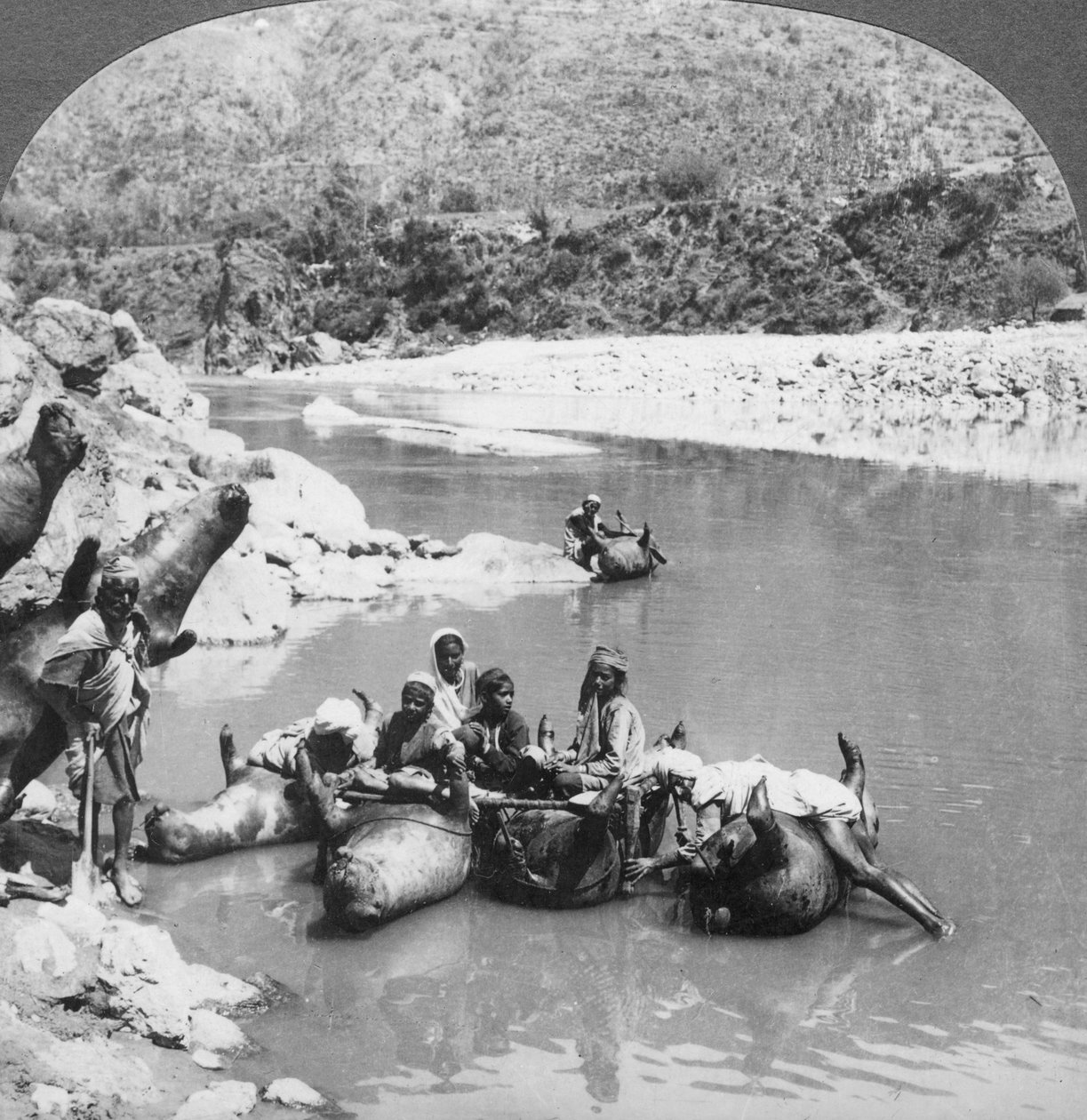 جلود الثور المنتفخة المستخدمة كقوارب العبارات على نهر Sutlej ، البنجاب ، الهند ، c1900s بواسطة غير معروف