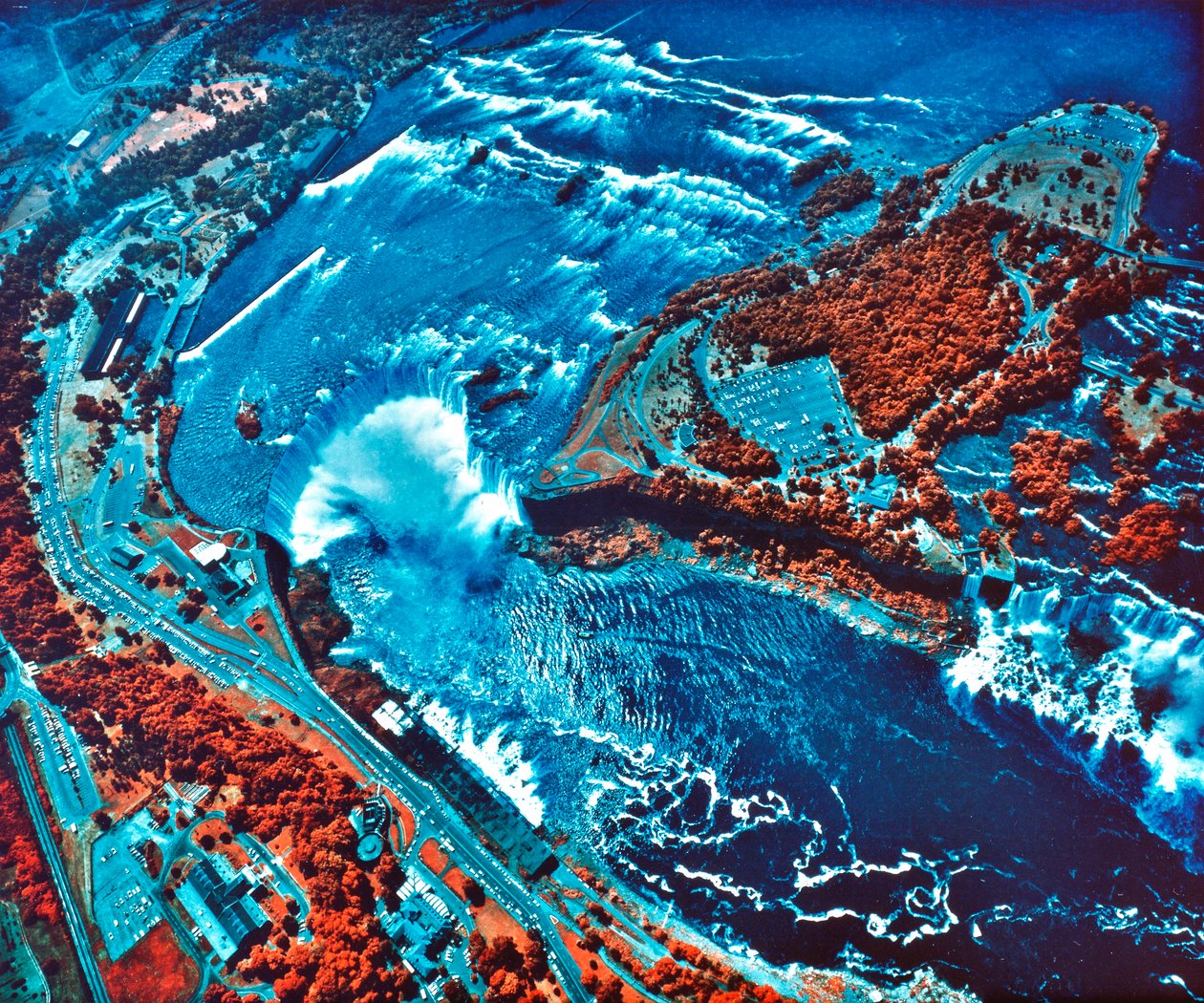 صورة بالأشعة تحت الحمراء لشلالات نياغارا مأخوذة من طائرة NASA Earth Survey 2 بواسطة غير معروف
