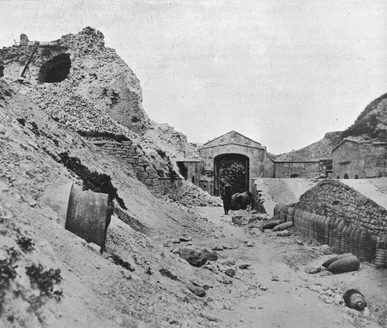داخل قلعة سيد البحر المدمرة ، 1915 بواسطة غير معروف