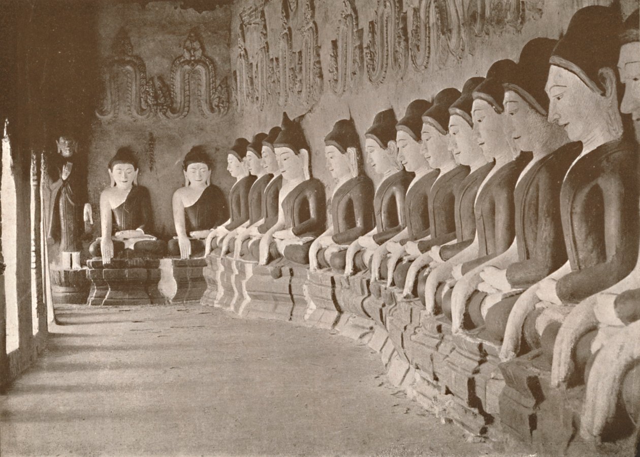 داخل المعبد البوذي ، ساغينغ ، 1900. بواسطة غير معروف