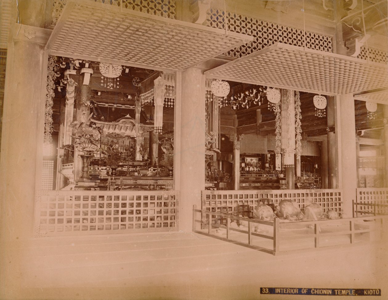 داخل معبد Chionin ، Kioto ، c1890-1900 بواسطة غير معروف