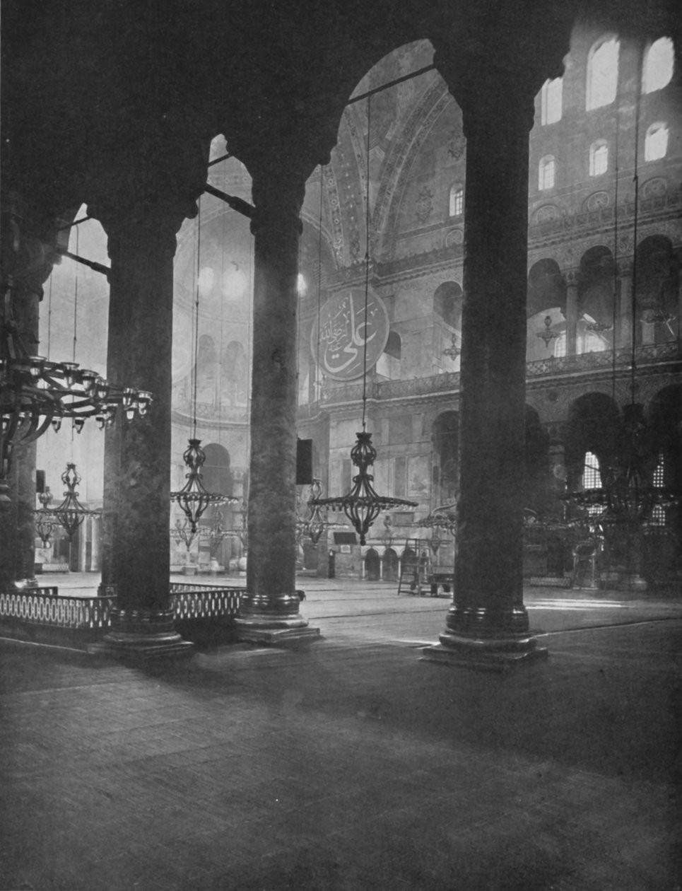 داخل سانتا صوفيا ، 1913 بواسطة غير معروف