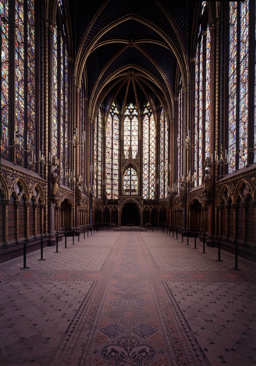 الجزء الداخلي من كنيسة Sainte Chapelle (الكنيسة العلوية) في باريس. الفن القوطي في القرن الثالث عشر. بواسطة غير معروف
