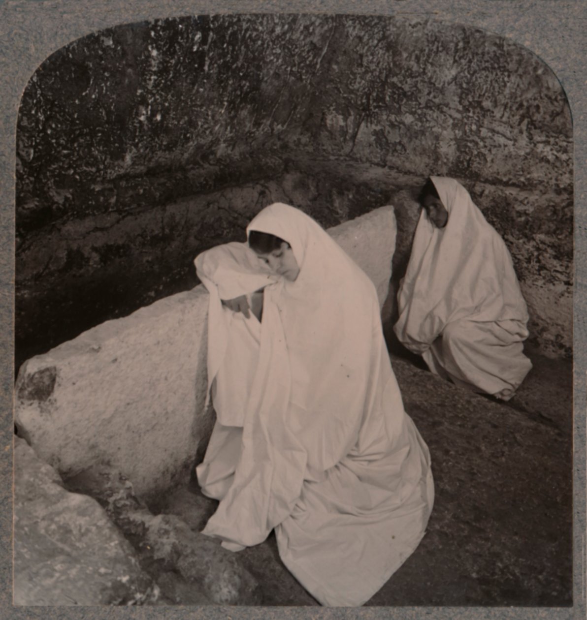 داخل قبر المسيح ، c1900 بواسطة غير معروف