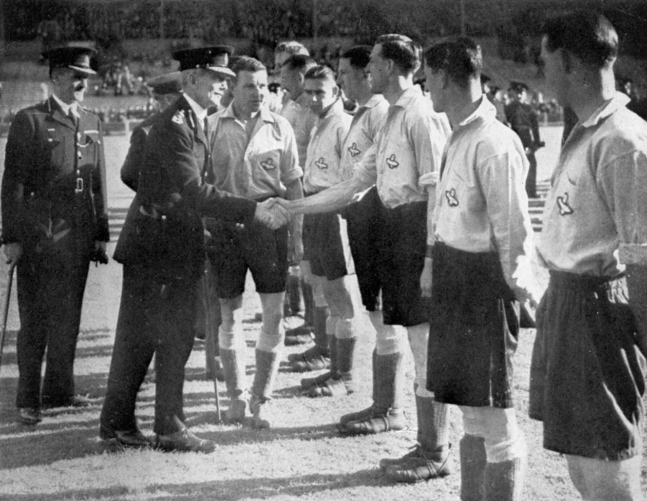 مقدمات قبل مباراة كرة قدم مع RAF vs Metropolitan Police ، ويمبلي ، لندن ، 1942 بواسطة غير معروف