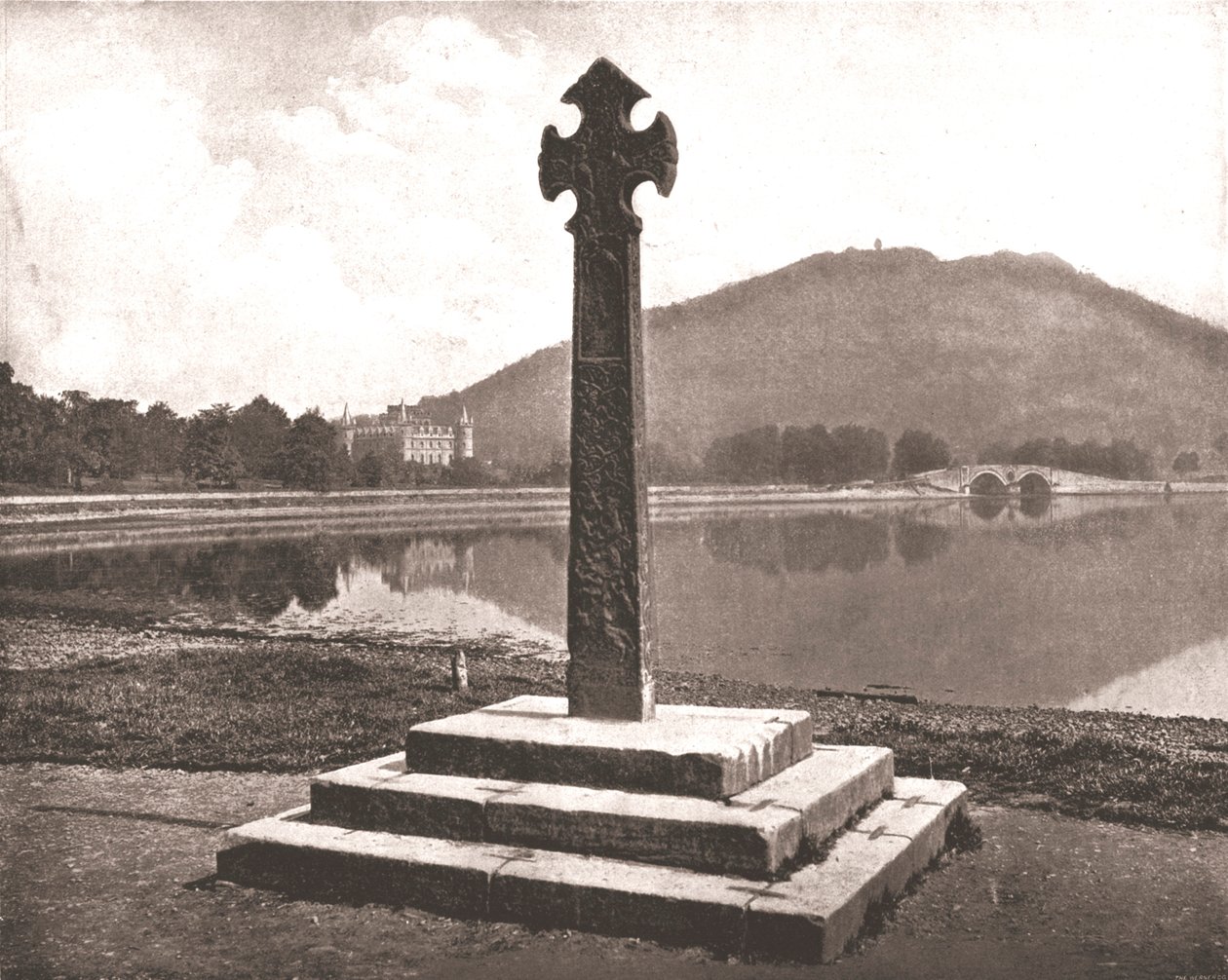 قلعة إنفيراري وصليب سلتيك ، أرغيل ، اسكتلندا ، 1894. بواسطة غير معروف