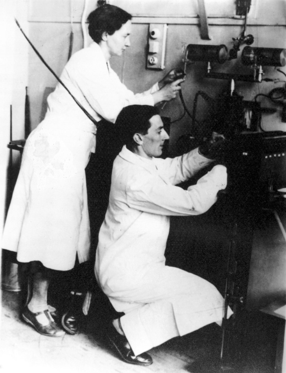 إيرين جوليو كوري وفريدريك جوليو ، الفيزيائيين الفرنسيين ، ج 1935 بواسطة غير معروف