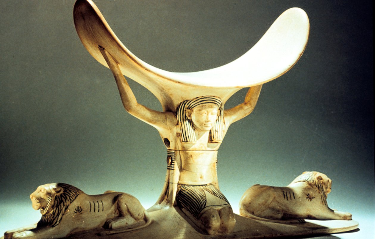 مسند رأس عاجي مدعوم بشكل ، مصري قديم ، الأسرة الثامنة عشر ، c1325 قبل الميلاد بواسطة غير معروف