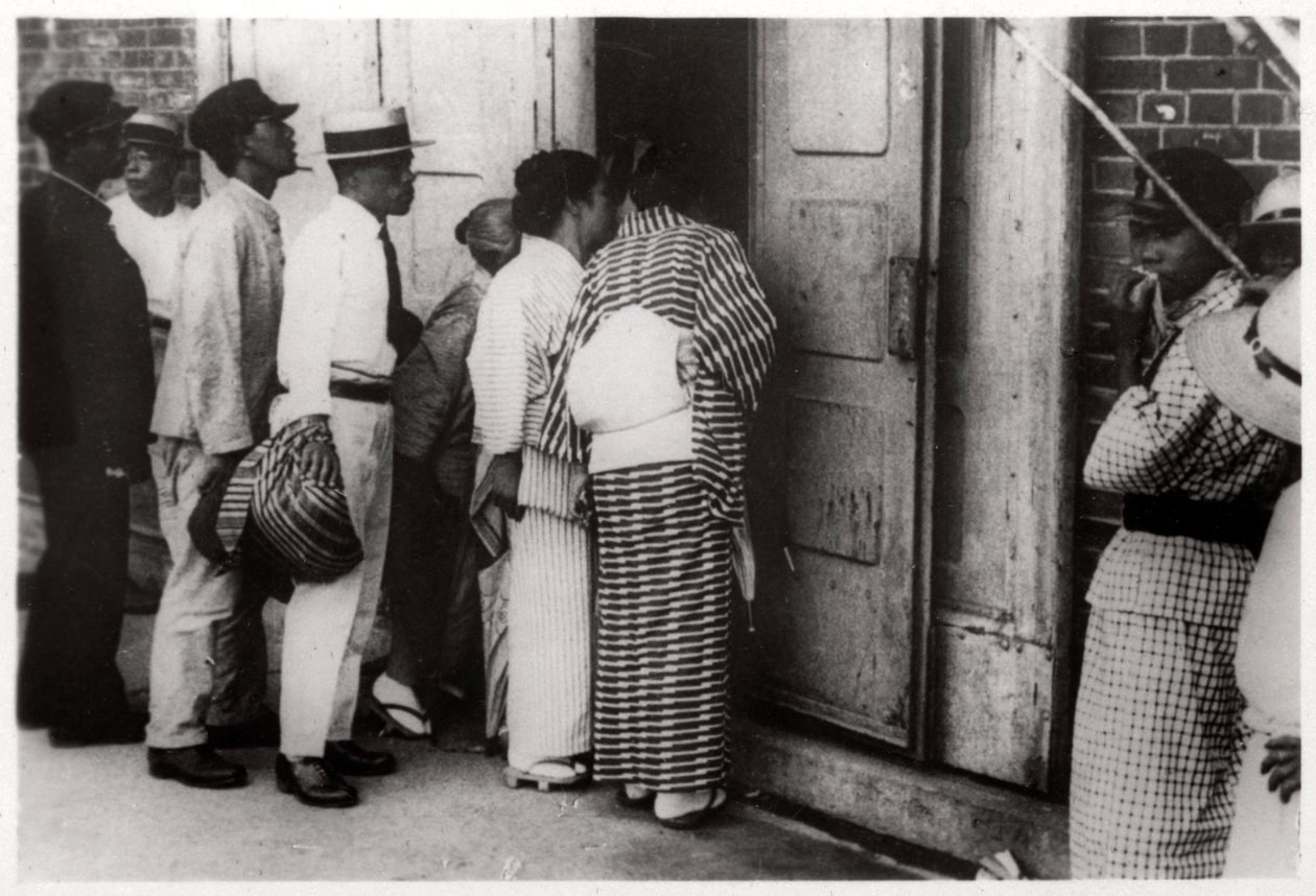 حشد ياباني ينظر إلى حظيرة زيبلين ، كاسوميجورا ، اليابان ، 1929 1933 بواسطة غير معروف