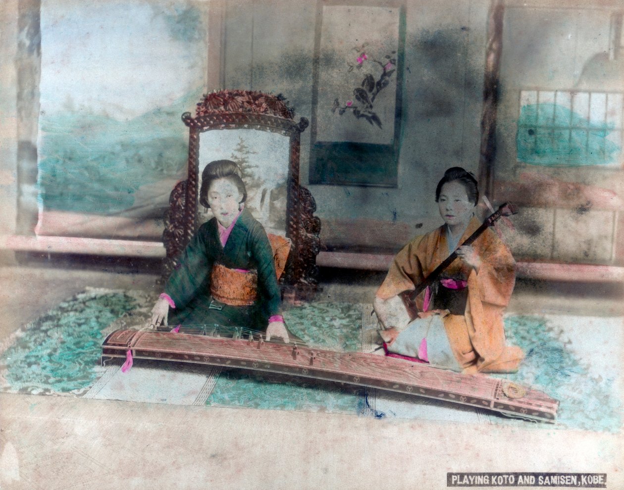 الموسيقى اليابانية: النساء يلعبن Koto و Samisen ، Kobe ، اليابان بواسطة غير معروف