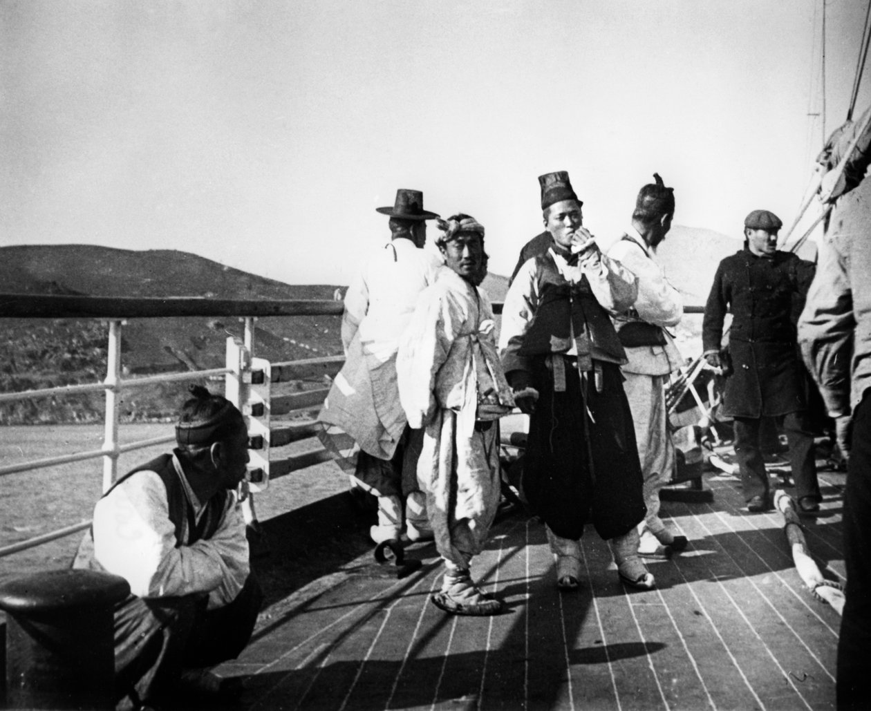 مسؤولون يابانيون على متن سفينة ، كوريا ، 1900 بواسطة غير معروف