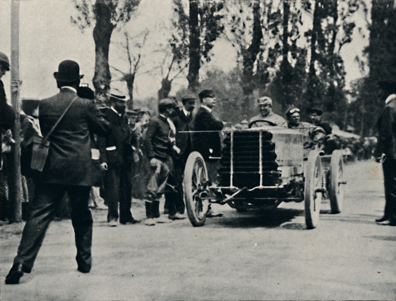 يصل جروت إلى بوردو في سباق الموت ، 1937 بواسطة غير معروف