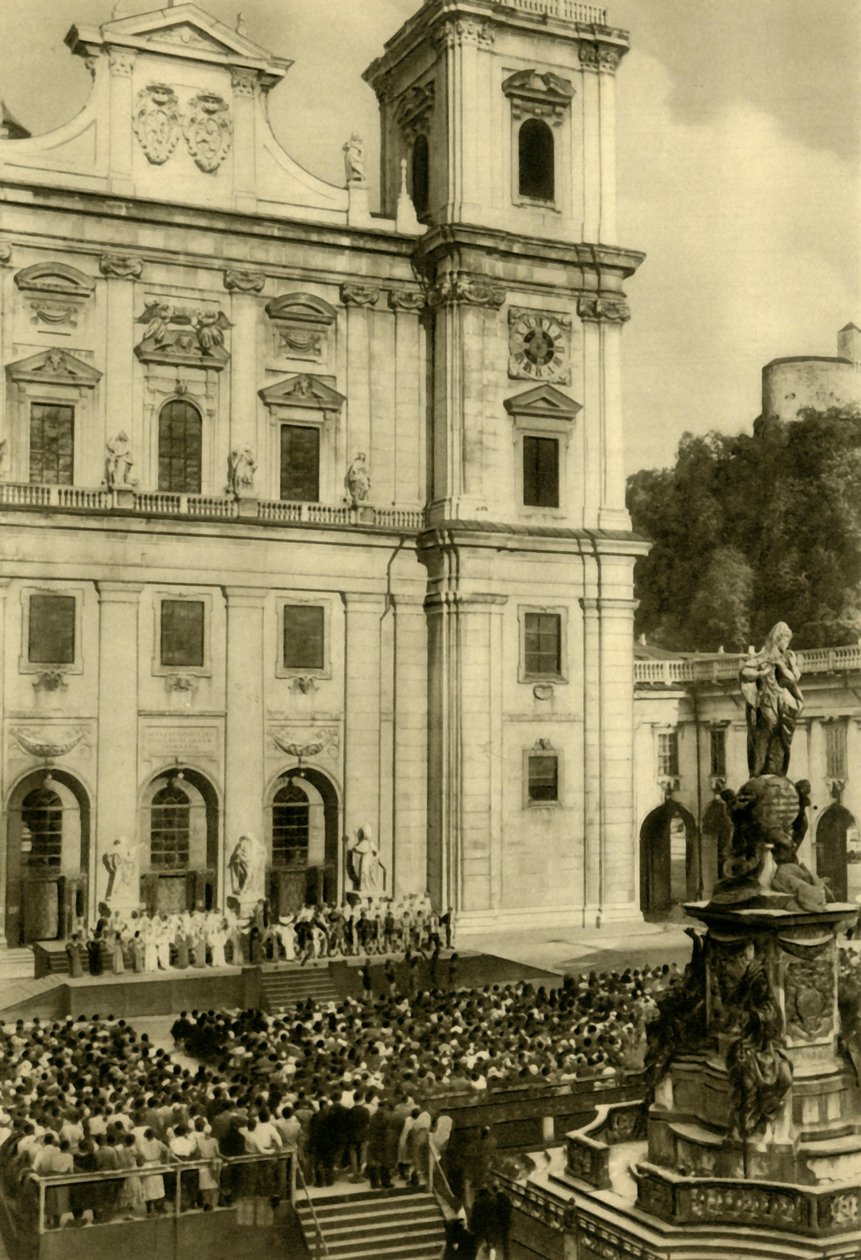 قدم Jedermann أمام كاتدرائية سالزبورغ ، سالزبورغ ، النمسا ، c1935. بواسطة غير معروف