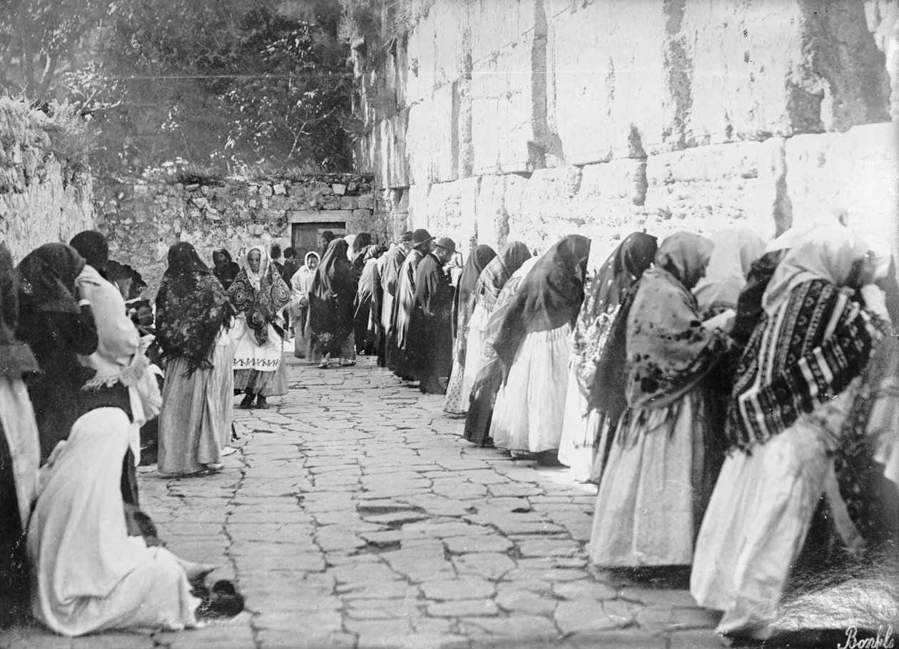 القدس ، عند حائط المبكى يوم الجمعة ، 1909-1910 (b / w photo) بواسطة غير معروف