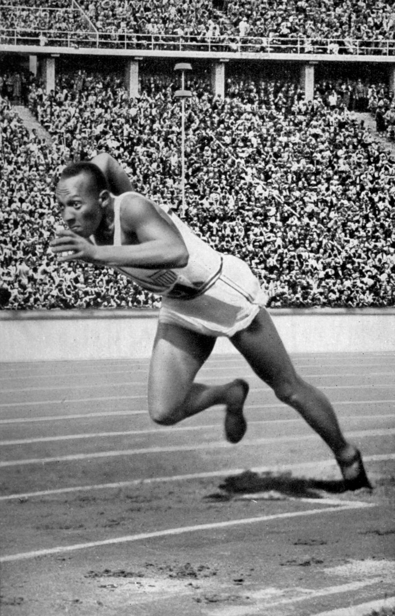 جيسي أوينز في بداية 200 متر في أولمبياد برلين ، 1936 بواسطة غير معروف