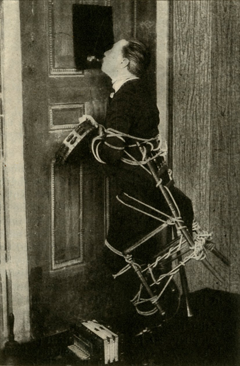 جون نيفيل ماسكلين يؤدي خدعة روح مجلس الوزراء ، c1910. بواسطة غير معروف