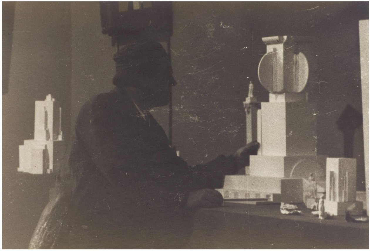 Kazimir Malevich في مرسمه بواسطة غير معروف