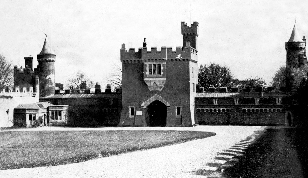 فناء قلعة Killyleagh ، Killyleagh ، مقاطعة داون ، الجزيرة الشمالية ، أوائل القرن العشرين بواسطة غير معروف