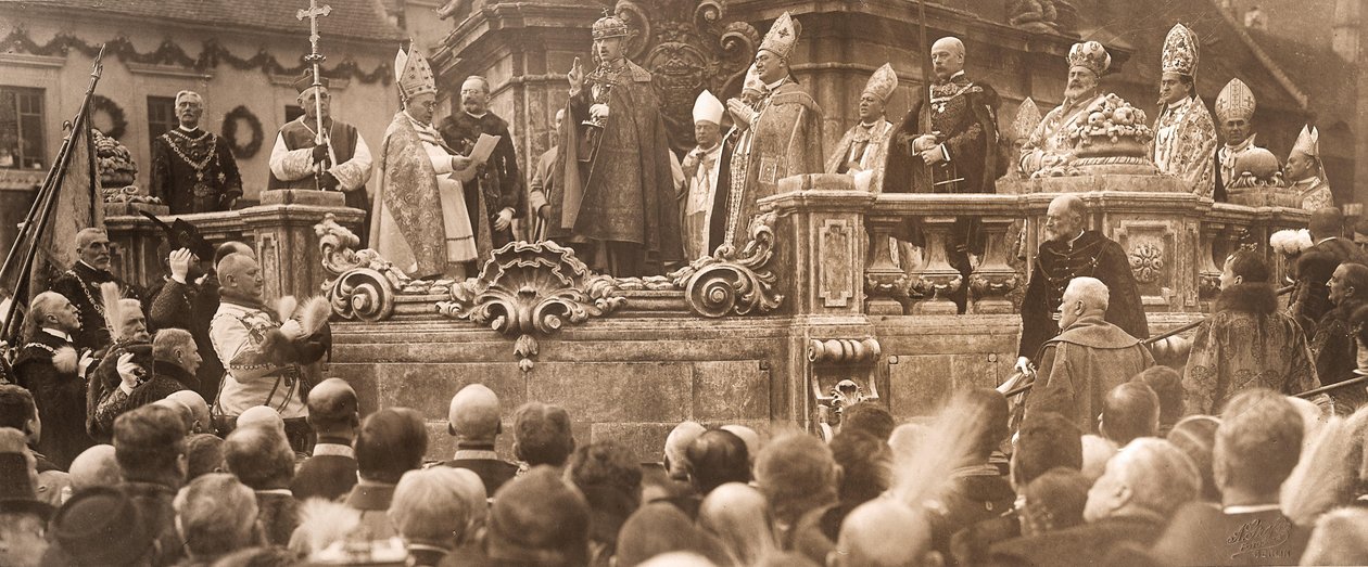 أدى الملك تشارلز الرابع اليمين في تتويج بودابست في 30 ديسمبر 1916 ، 1916. بواسطة غير معروف