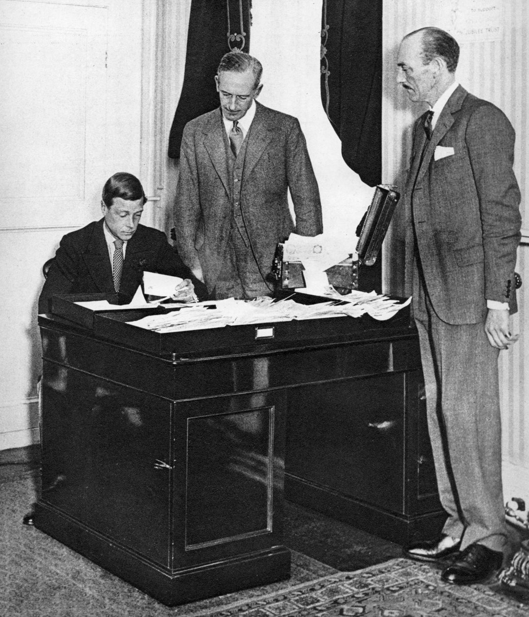 الملك إدوارد الثامن في العمل مع طاقمه في سانت جاميس بالاس ، لندن ، 1936 بواسطة غير معروف