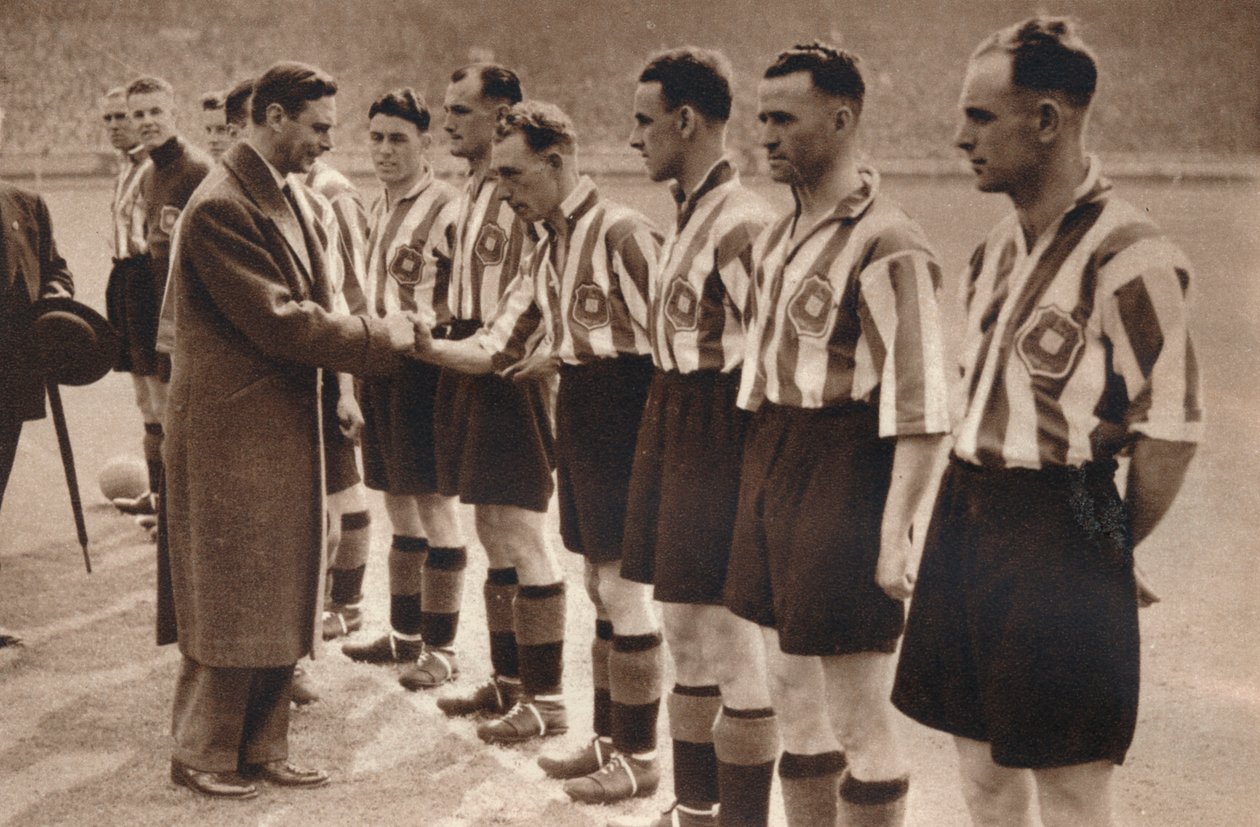 الملك جورج السادس والملكة إليزابيث يحضران نهائي كأس الاتحاد لكرة القدم ، 1937 بواسطة غير معروف