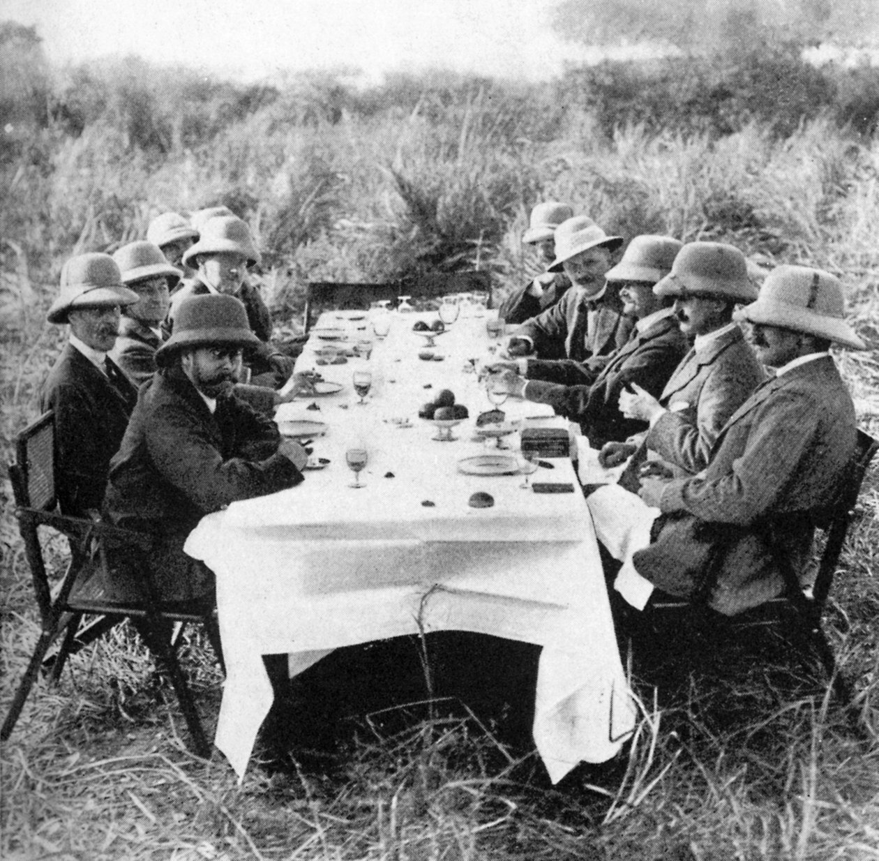 الملك جورج الخامس 1865-1936 يتناول الغداء بعد صيد النمور في نيبال ، 1911 1936 بواسطة غير معروف