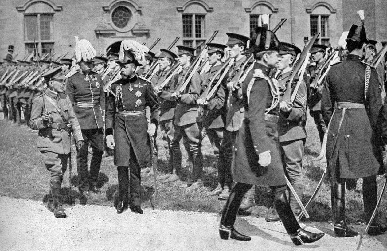 الملك جورج الخامس 1865-1936 يتفقد OTC في كلية بانجور الجامعية ، 1920s 1936 بواسطة غير معروف