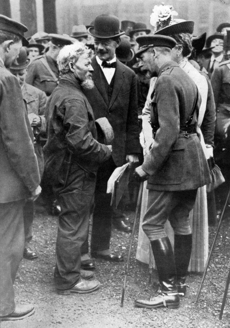 الملك جورج الخامس والملكة ماري مع كاتب السفن ، بيركينهيد ، الحرب العالمية الأولى ، 1914-1918 ، c1920 بواسطة غير معروف
