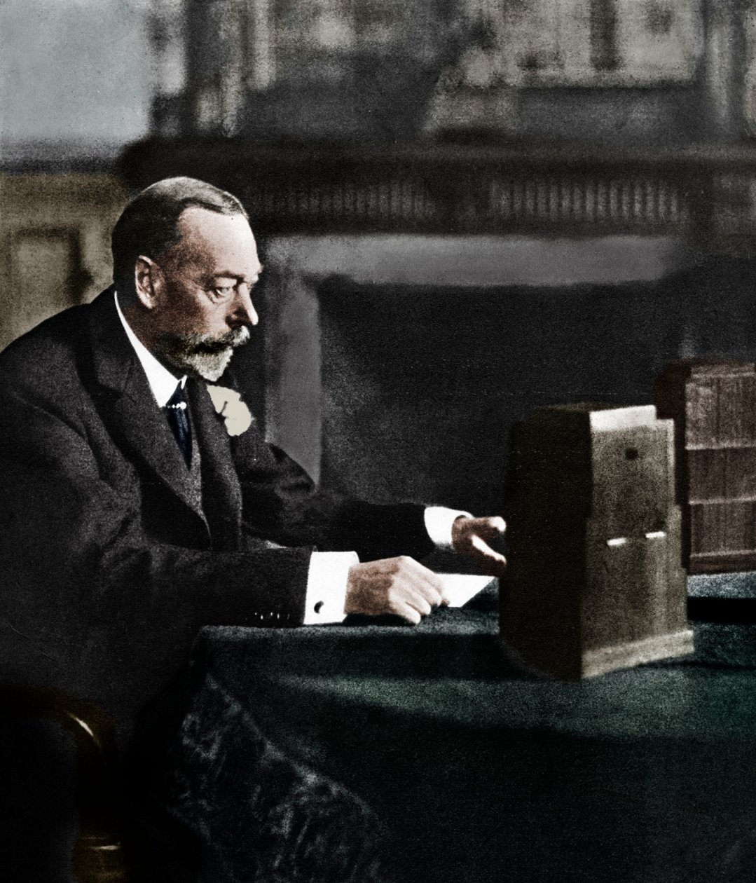 الملك جورج الخامس يبث إلى الإمبراطورية في يوم عيد الميلاد ، ساندرينجهام ، 1935 بواسطة غير معروف