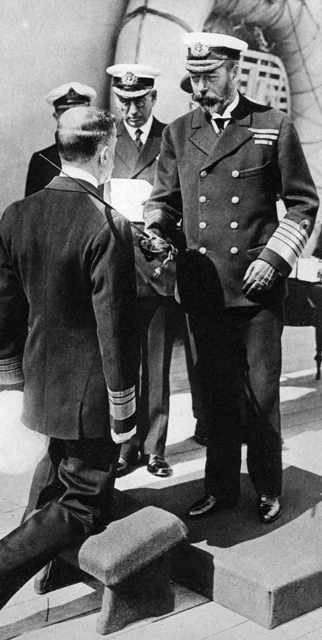 الملك جورج الخامس فرسان نائب الأدميرال باكينهام على متن HMS Princess Royal ، في ثلاثينيات القرن العشرين بواسطة غير معروف