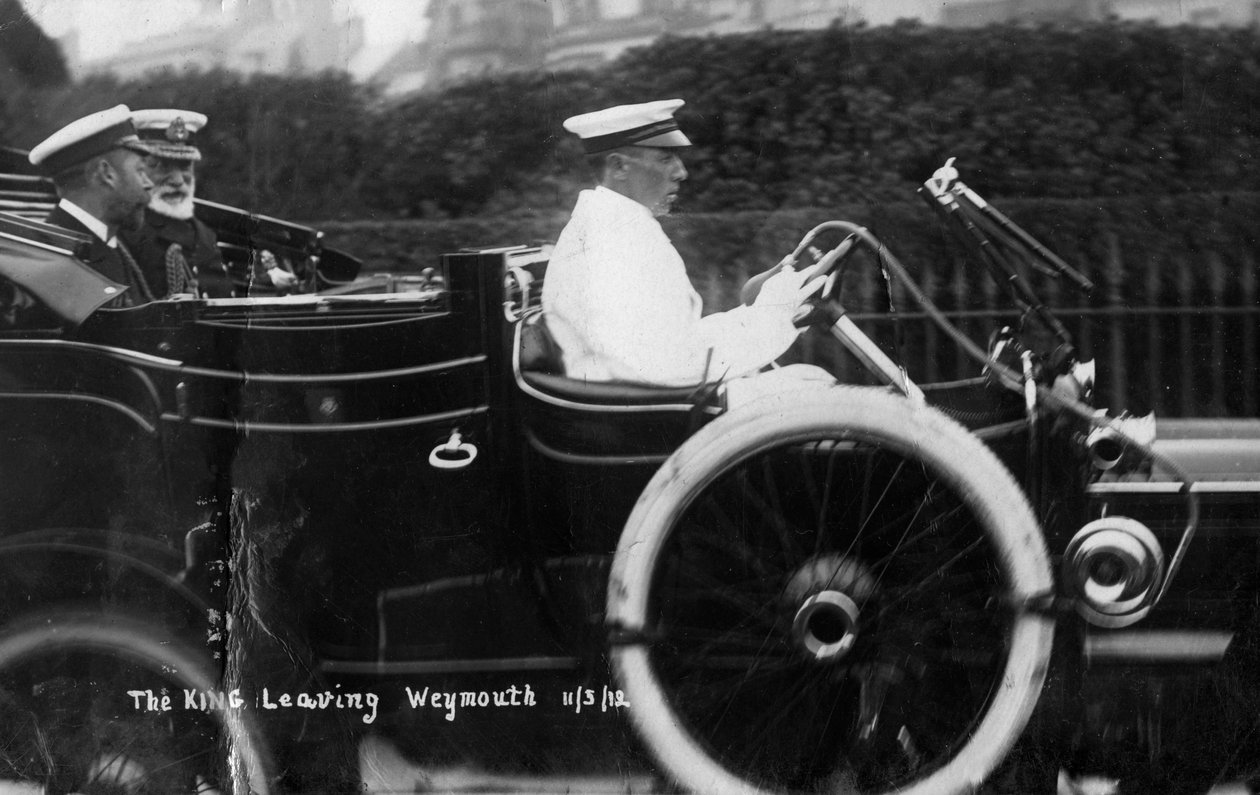 الملك جورج الخامس يغادر ويماوث ، دورست ، بالسيارة ، 11 مارس 1912 بواسطة غير معروف