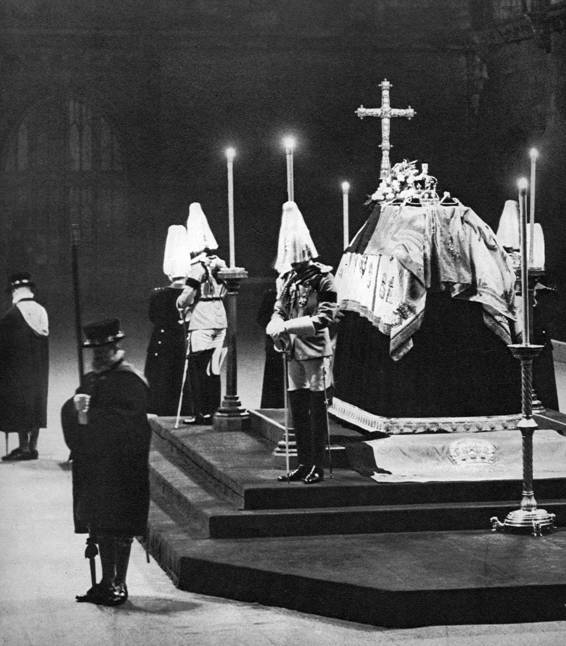 الملك جورج الخامس ملقى في ولاية وستمنستر هول ، لندن ، يناير 1936 بواسطة غير معروف