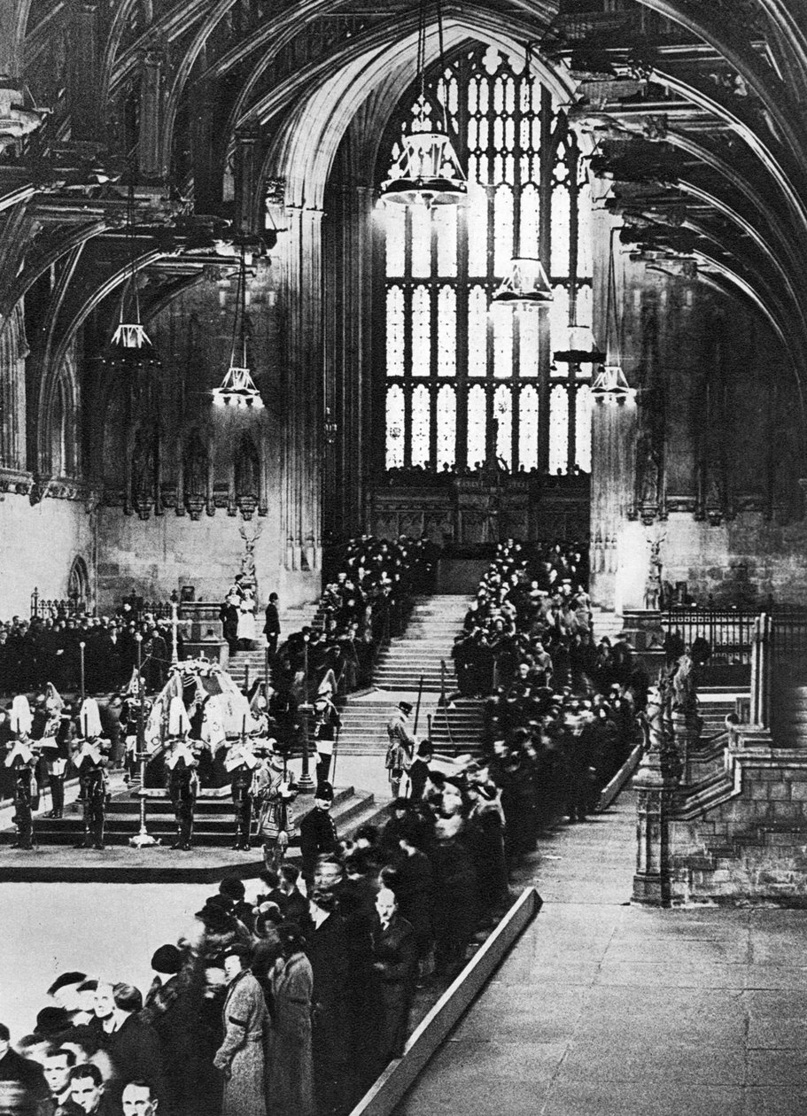 الملك جورج الخامس ملقى في ولاية وستمنستر هول ، لندن ، يناير 1936 بواسطة غير معروف