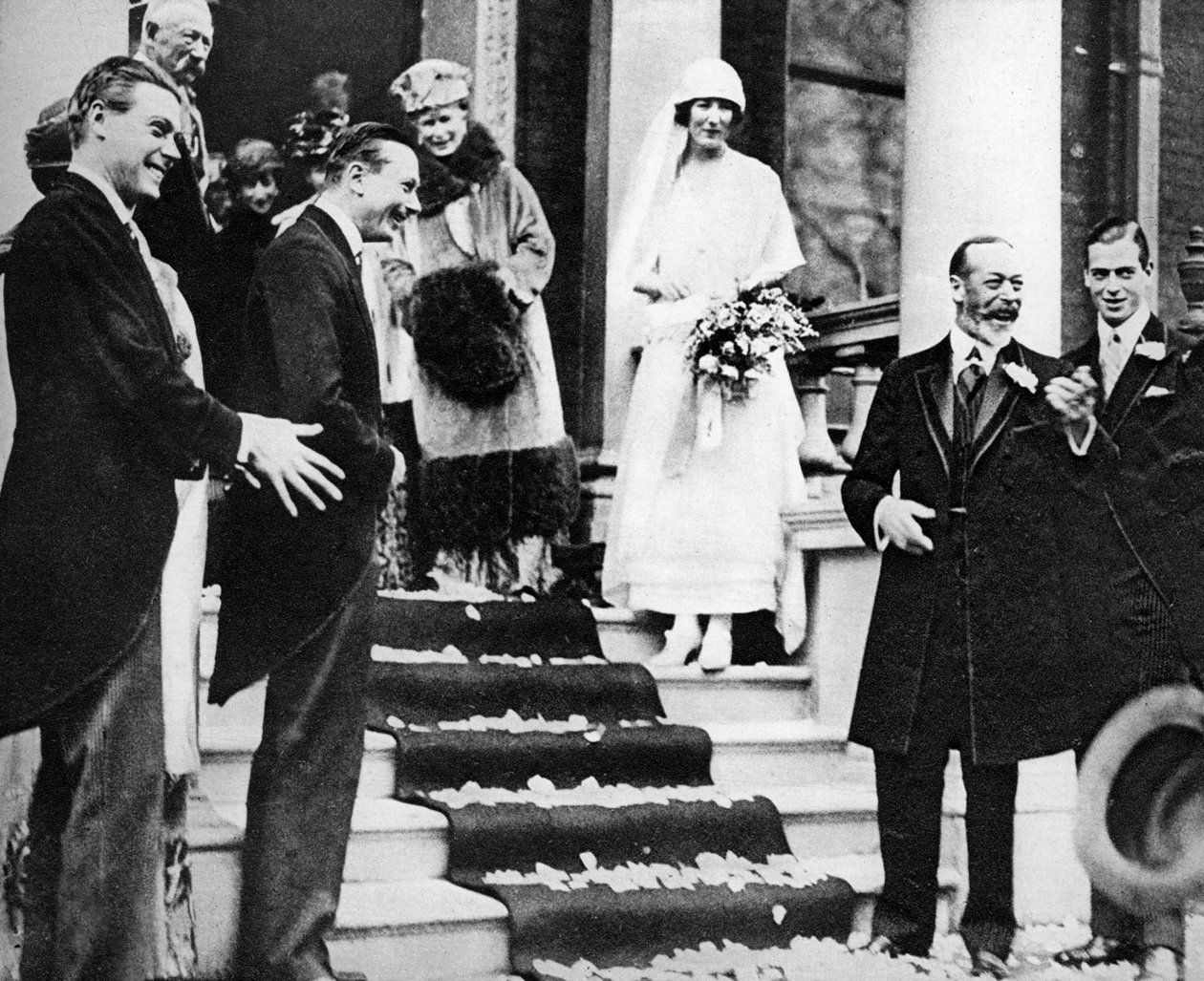 الملك جورج الخامس يلوح بالأمنيات الطيبة للأميرة مود وهي تغادر لقضاء شهر العسل عام 1923 بواسطة غير معروف