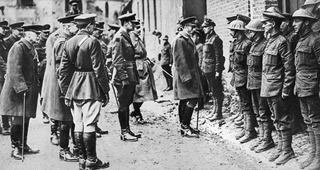 الملك جورج الخامس مع الكتيبة السابعة شيروود فورسترز ، الحرب العالمية الأولى ، مارس 1918 بواسطة غير معروف