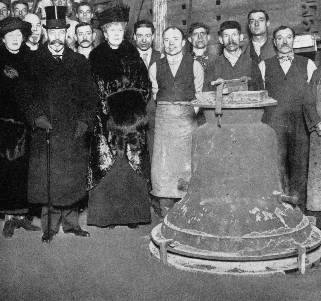 الملك جورج مع جرس النصر لدير وستمنستر ، c1910s-c1920s 1936 بواسطة غير معروف